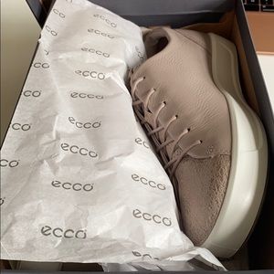 Brand new Ecco soft grey rose sneaker size 7.5